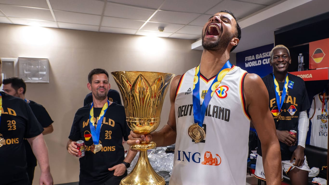 Johannes Thiemann mit dem WM-Pokal: Nach dem Triumph des DBB-Teams kam es gleich zu zwei Pannen.