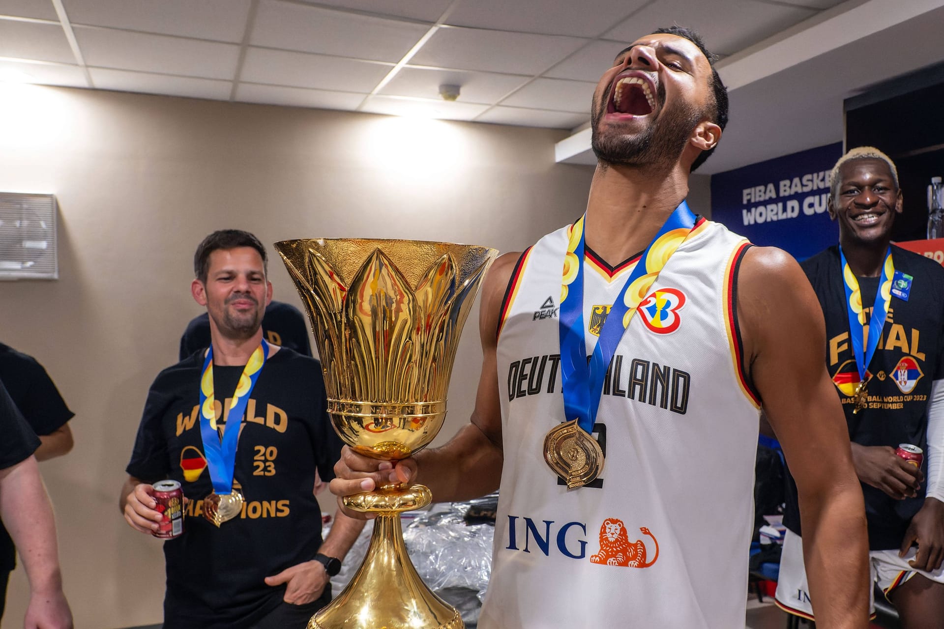 Johannes Thiemann mit dem WM-Pokal: Nach dem Triumph des DBB-Teams kam es gleich zu zwei Pannen.