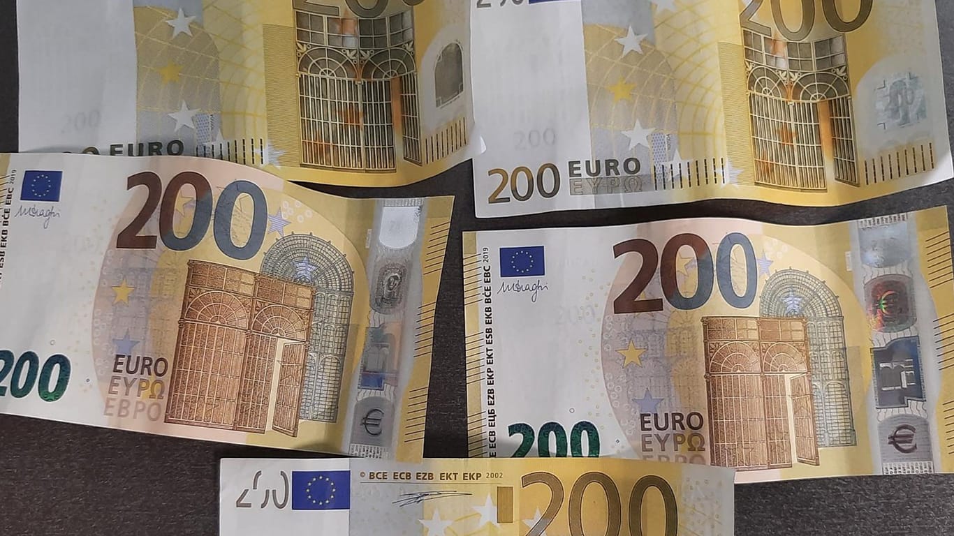 Fünf 200-Euro-Scheine: Einem Mann war das Geld regelrecht vor die Füße gefallen.