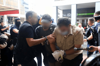 Die verhafteten Besatzungsmitglieder wurden am Mittwochnachmittag dem Staatsanwalt vorgeführt: Sie werden des Totschlags angeklagt.