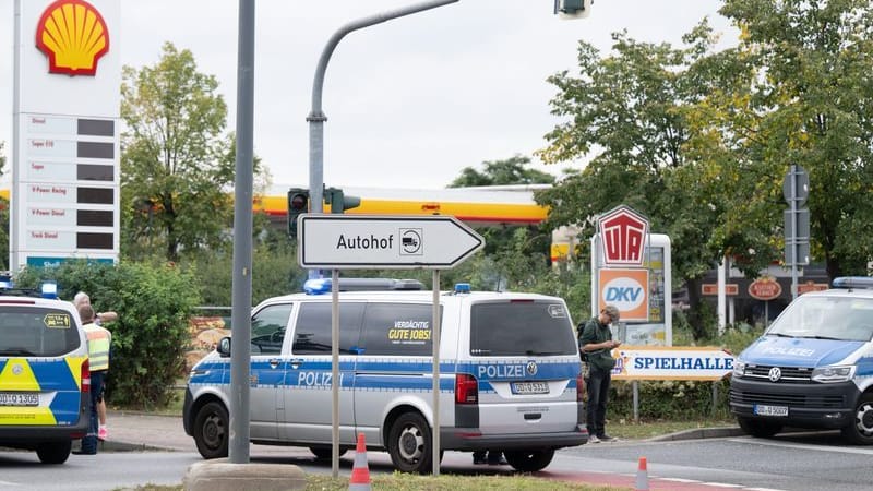 Polizeiautos stehen vor einem Autohof. An der Tankstelle im Dresdner Stadtteil Übigau ist am Donnerstagmorgen eine Bombe aus dem Zweiten Weltkrieg gefunden worden. Polizeiautos stehen vor einem Autohof. An der Tankstelle im Dresdner Stadtteil Übigau ist am Donnerstagmorgen eine Bombe aus dem Zweiten Weltkrieg gefunden worden.