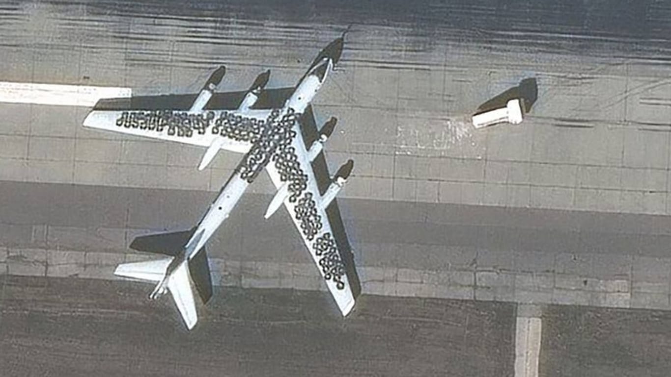 Satellitenbild eines strategischen Bombers der russischen Armee vom Typ Tu-95 auf der Luftwaffenbasis Engels 2 (Archivbild): Wurden drei der Maschinen von ukrainischen Drohnen getroffen?