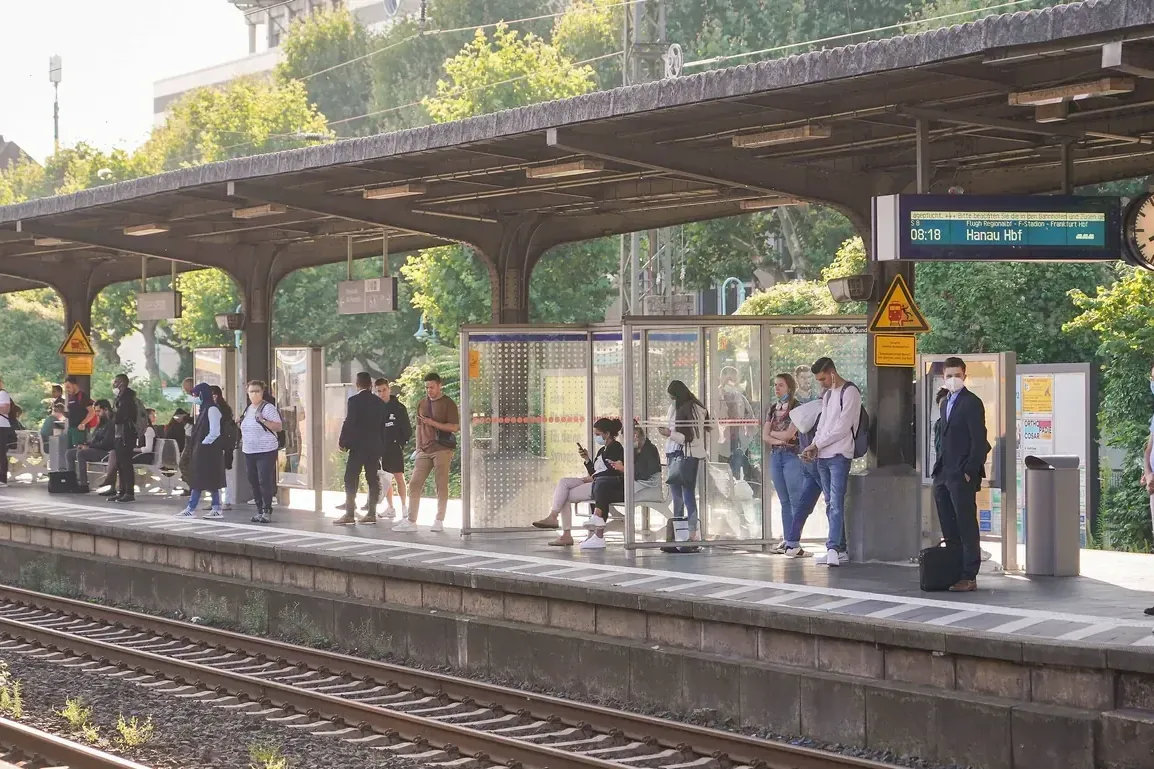 Bahnsteig in Rüsselsheim: Dort ist im Dezember 2022 ein Teenager schwer verletzt worden.