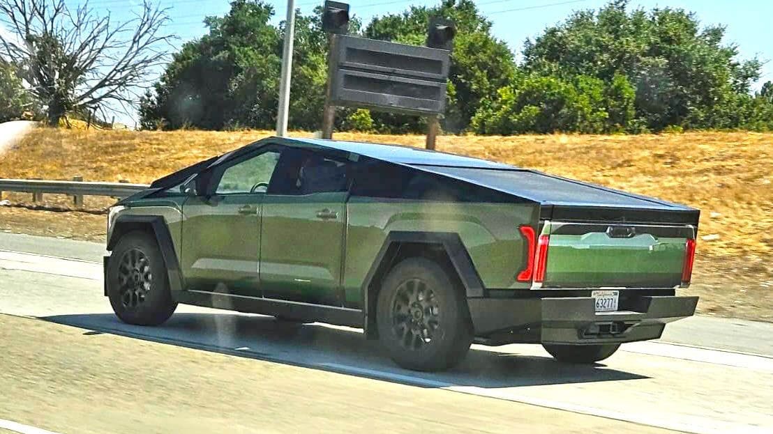 Teslas Cybertruck mit besonderer Folie beklebt: Die aufgedruckte Grafik soll einerseits die Details des Prototyps verhüllen, verspottet andererseits aber Toyota.