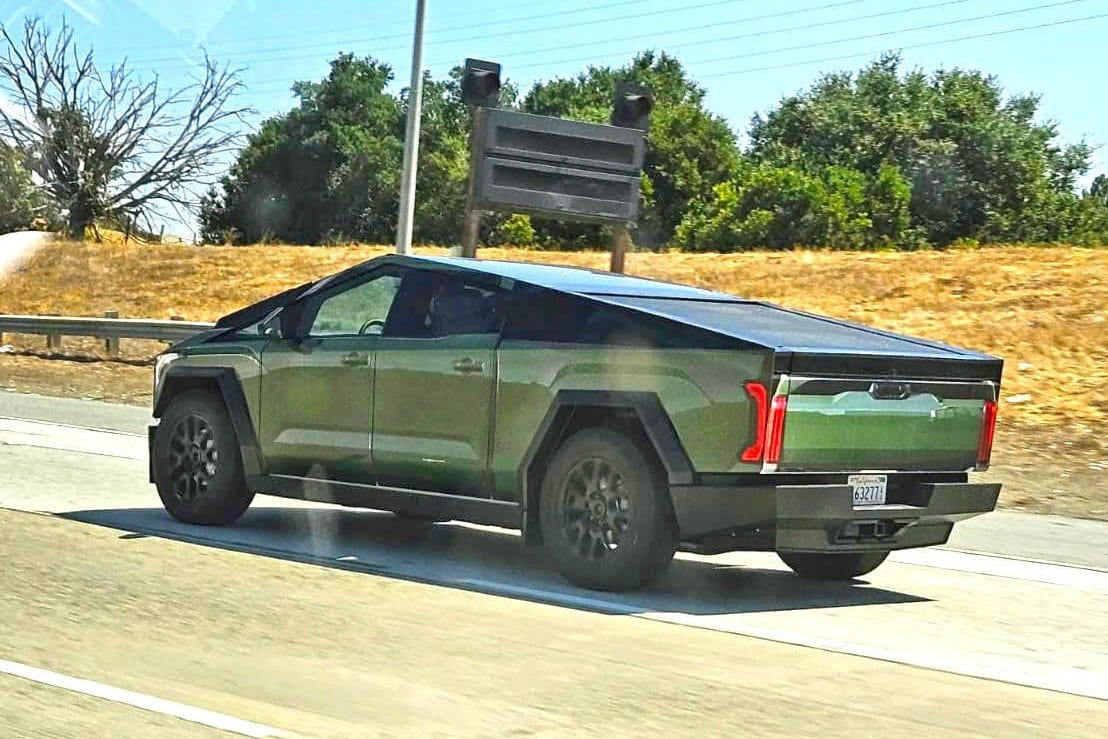 Teslas Cybertruck mit besonderer Folie beklebt: Die aufgedruckte Grafik soll einerseits die Details des Prototyps verhüllen, verspottet andererseits aber Toyota.