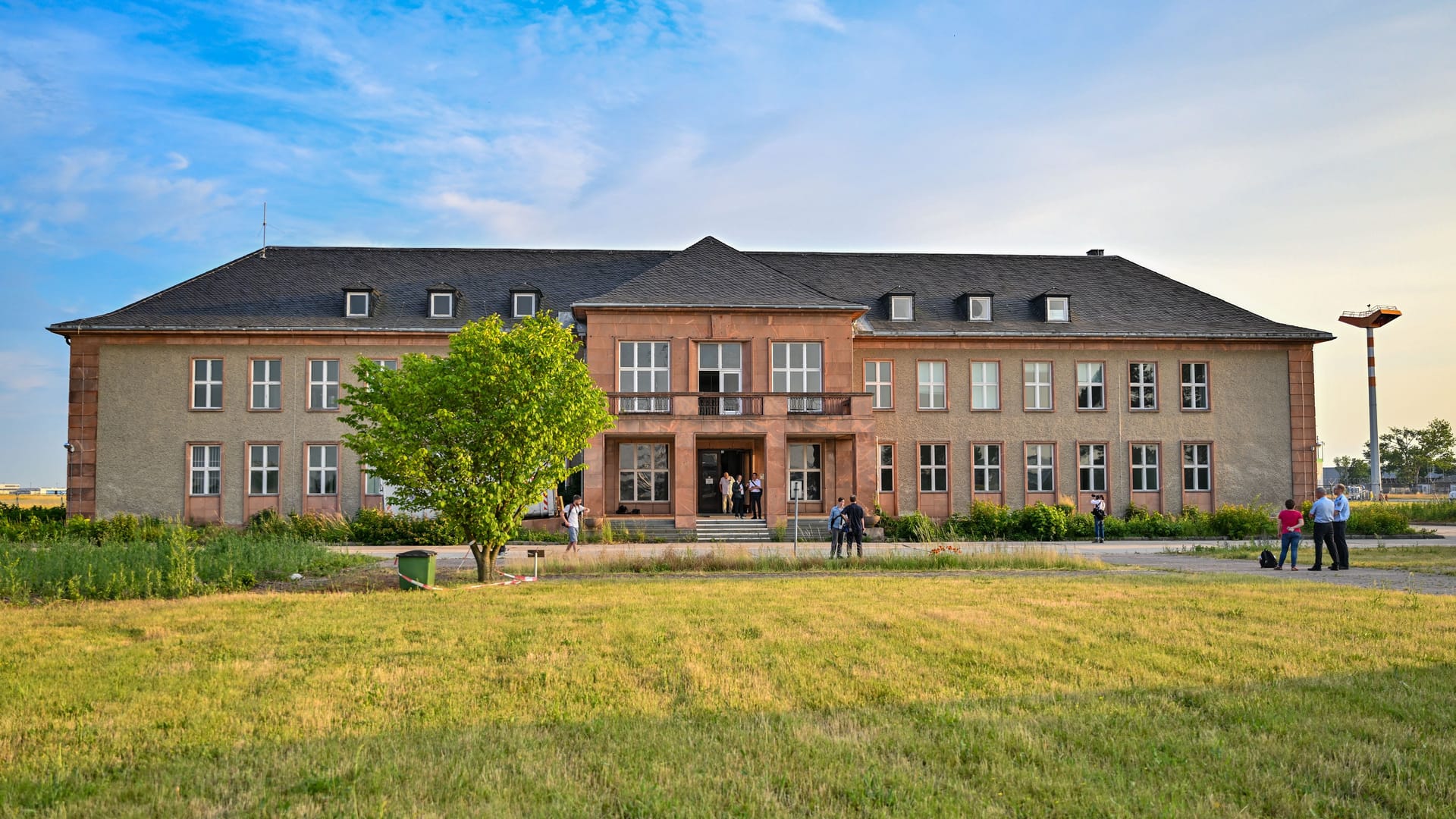 Das ehemalige Generalshotel am BER-Flughafen. Die alte Villa auf dem Gelände des BER diente einst als Empfangsgebäude für Repräsentanten der Sowjetunion und Staatsgäste der DDR.