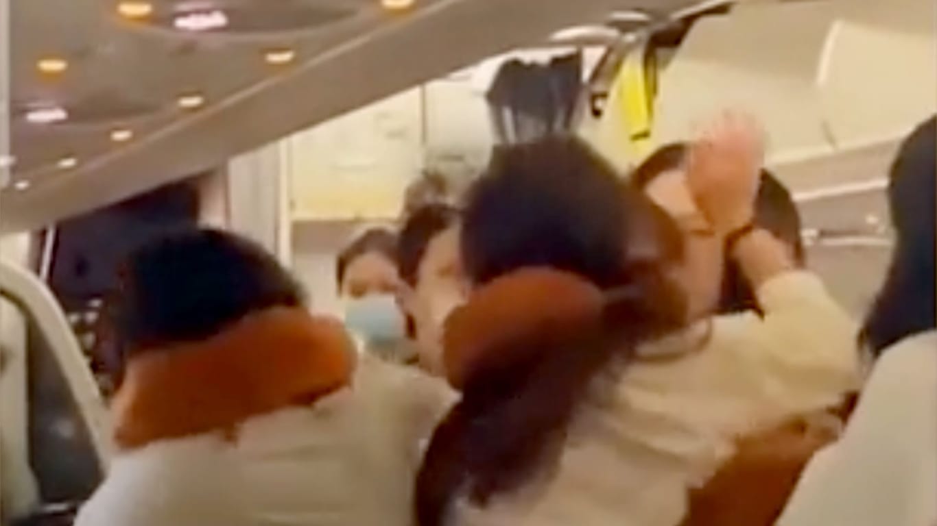 Deboarding an einem chinesischen Flughafen: Fünf Frauen sorgten für Wirbel im Flieger.
