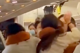 Deboarding an einem chinesischen Flughafen: Fünf Frauen sorgten für Wirbel im Flieger.