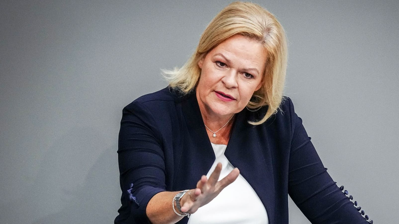 Nancy Faeser: Die Bundesministerin für Inneres und Heimat möchte nun stationäre Grenzkontrollen zu Polen und Tschechien. Nancy Faeser: Die Bundesministerin für Inneres und Heimat möchte nun stationäre Grenzkontrollen zu Polen und Tschechien.