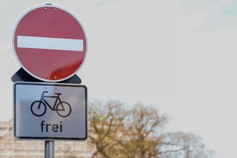 Durchfahrtsverbot: Einige StraΓen in Wohngebieten bleiben derzeit autofrei. Durchfahrtsverbot: Einige StraΓen in Wohngebieten bleiben derzeit autofrei.
