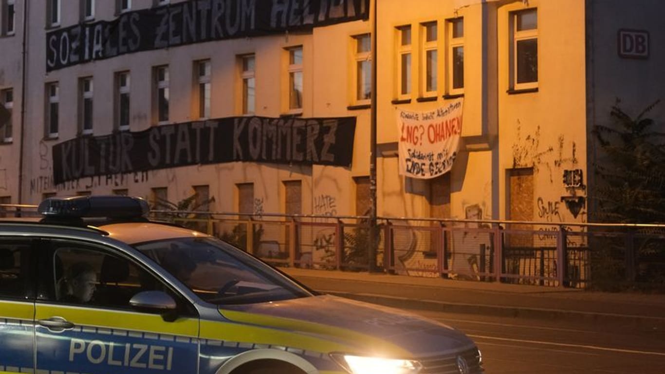Sachsen, Leipzig: Transparente hängen an der Fassade eines leerstehenden Hauses im Osten der Stadt. Linke Aktivisten haben das Gebäude am Samstag (23.09.2023) besetzt