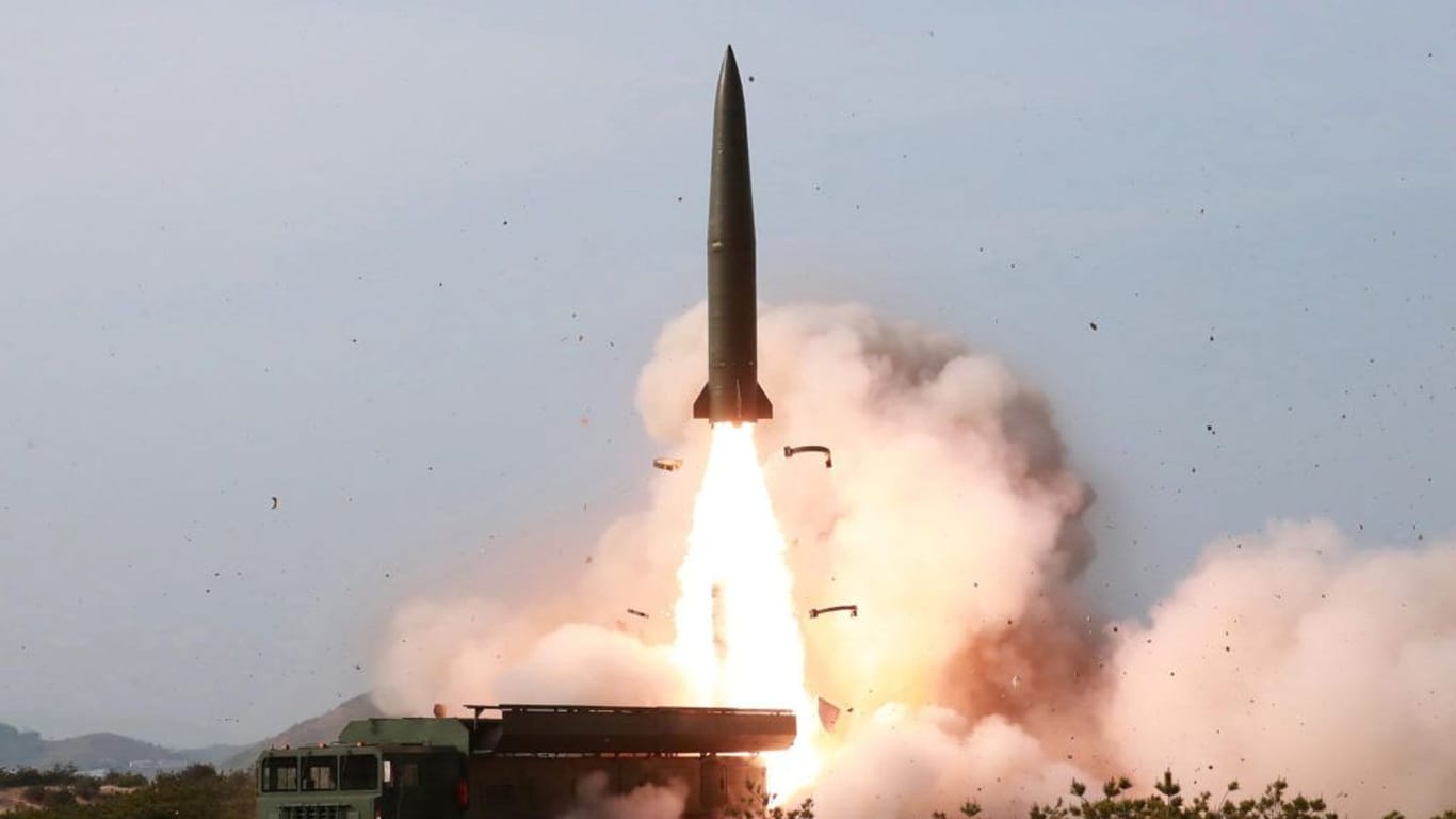 Eine nordkoreanische Rakete vom Typ KN-23 wird abgefeuert.