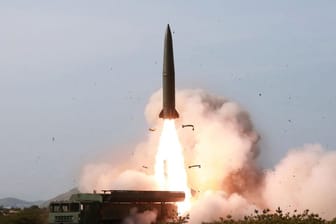 Eine nordkoreanische Rakete vom Typ KN-23 wird abgefeuert.