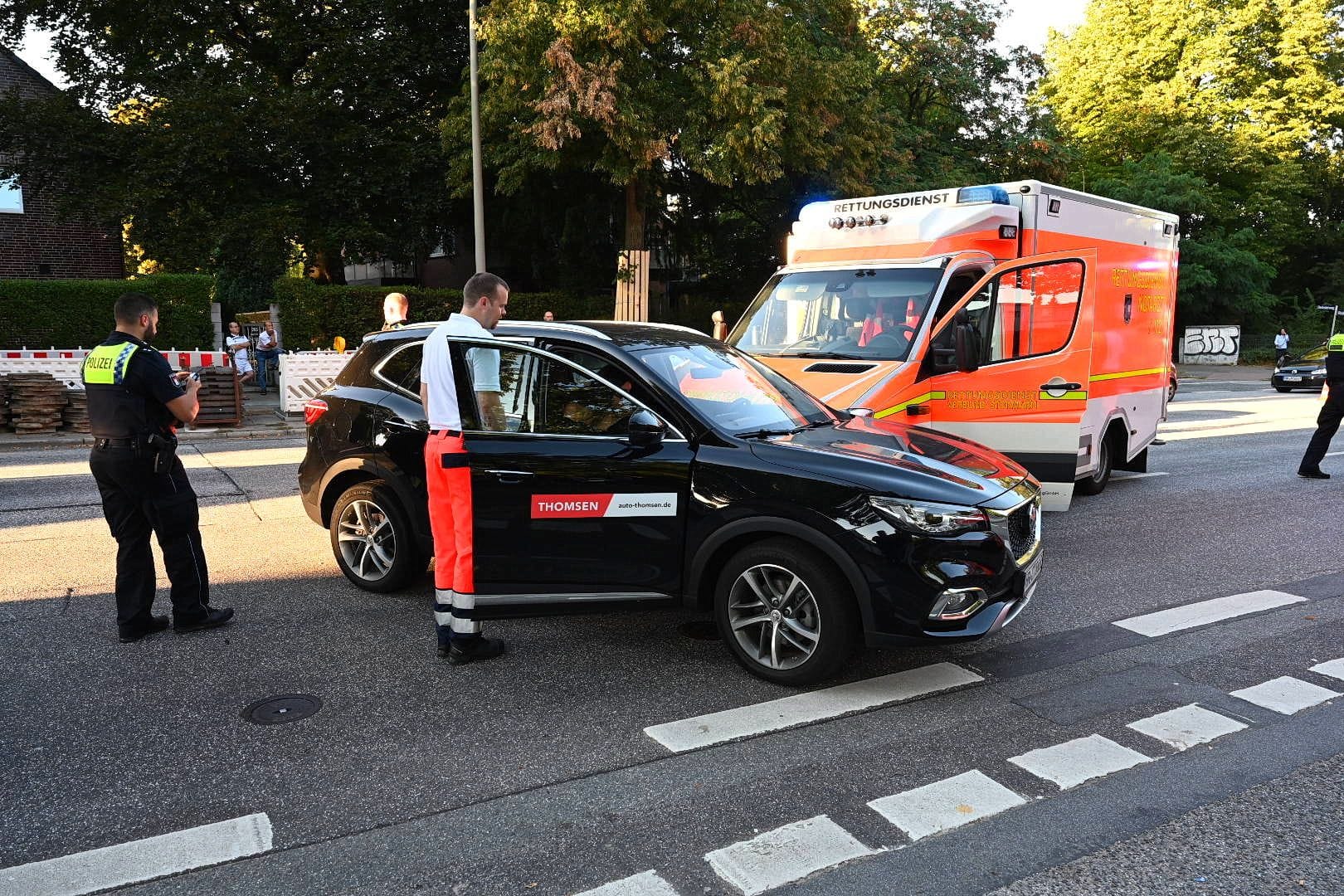 Unfall mit RTW auf der Rodigallee: Drei Personen wurden verletzt.