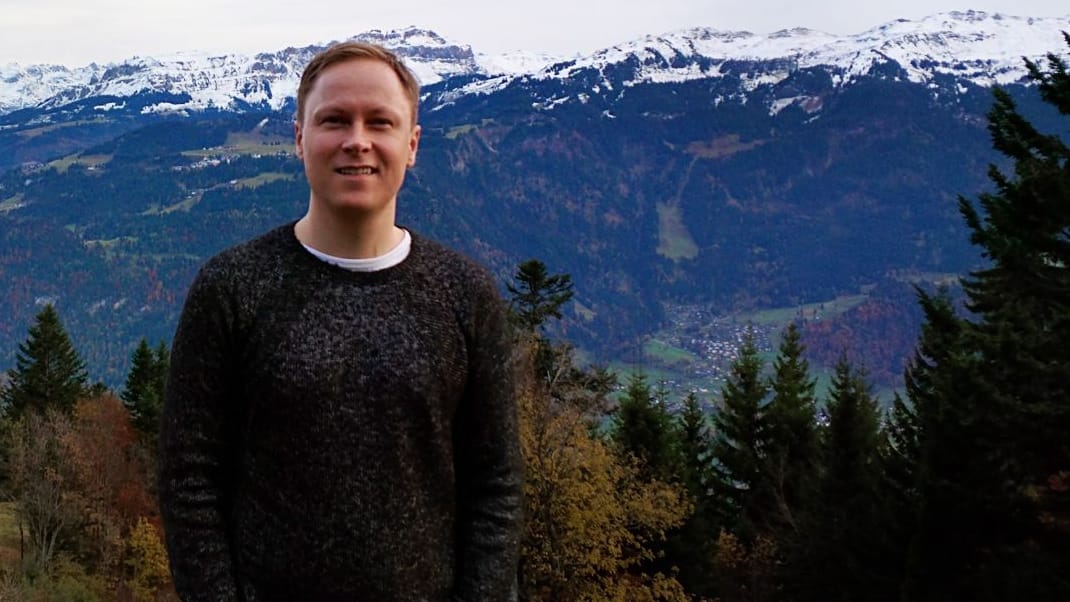 Attila Albert vor dem Panorama der Schweizer Alpen. Der Buchautor und Karrierecoach ist vor zehn Jahren ausgewandert.