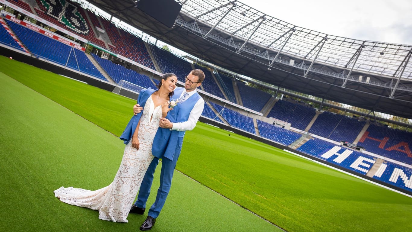 Das Brautpaar Niusha Yousefian-Langerwisch und Marco Langerwisch in der Heinz von Heiden Arena: Seit dem 12. September 2023 können sich Paare in dem Stadion das Ja-Wort geben.