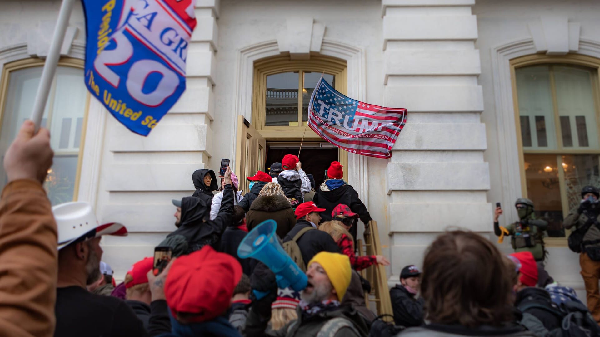 Ein Menschenschwall dringt am 6.1.2021 in das US-Kapitol, den Sitz des "Congress" ein: Hunderte teils schwer bewaffnete Trump-Unterstützer forderten die Ernennung Trumps zum Präsidenten, obwohl dieser die Wahl verloren hatte.