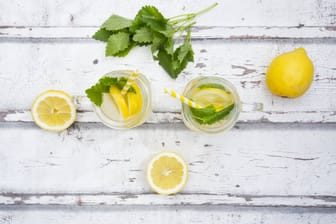 Mit frischer Zitronenmelisse lässt sich im Nullkommanichts eine gesunde Limonade herstellen.