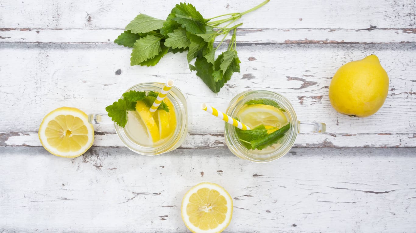 Mit frischer Zitronenmelisse lässt sich im Nullkommanichts eine gesunde Limonade herstellen.