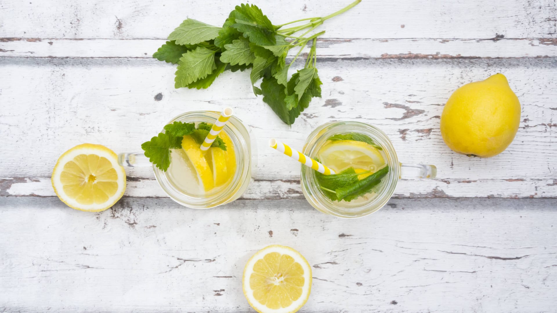 Mit frischer Zitronenmelisse lässt sich im Nullkommanichts eine gesunde Limonade herstellen.