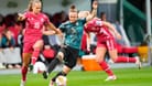 Unter Druck: Dänemarks Thogersen (li.) im Zweikampf mit Deutschlands Hegering.