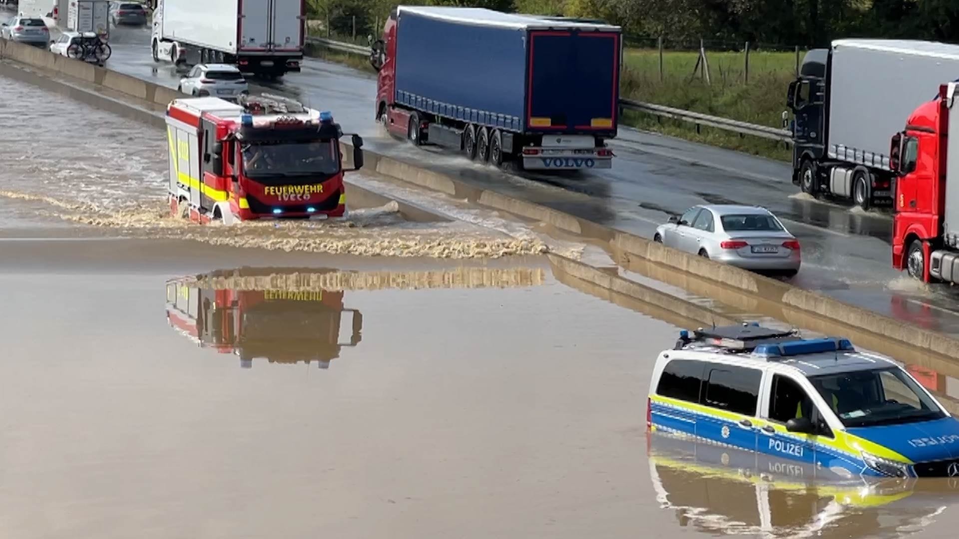 Rettungskräfte und Polizei mussten teilweise durch das Wasser, um an den Einsatzort zu gelangen.