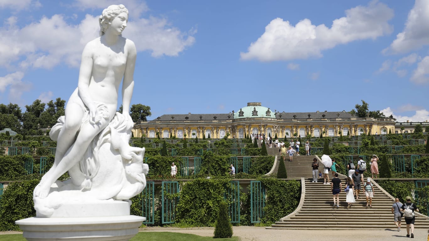 Das Schloss Sanssouci (Archivbild): Auch der berühmteste Park von Potsdam bietet schöne Laufmöglichkeiten.