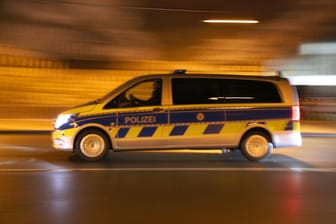 Einsatzfahrzeug der Polizei in NRW (Symbolfoto): In Bochum ist in der Nacht ein Geldautomat explodiert.