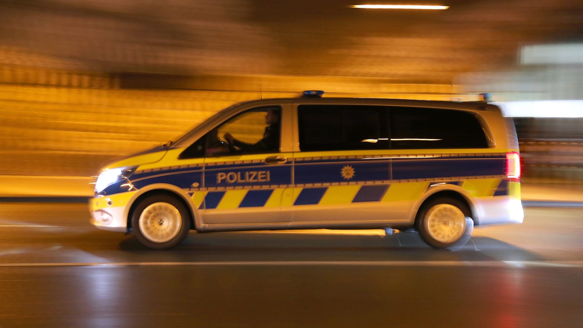 Einsatzfahrzeug der Polizei in NRW (Symbolfoto): In Bochum ist in der Nacht ein Geldautomat explodiert.