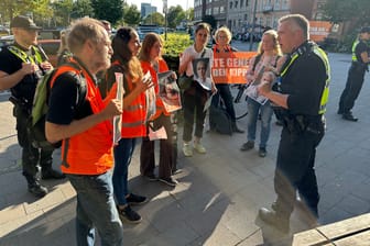 Aktivisten der "Letzten Generation" und Polizeibeamte in Hamburg: Aktivisten der "Letzten Generation" und Polizeibeamte in Hamburg: