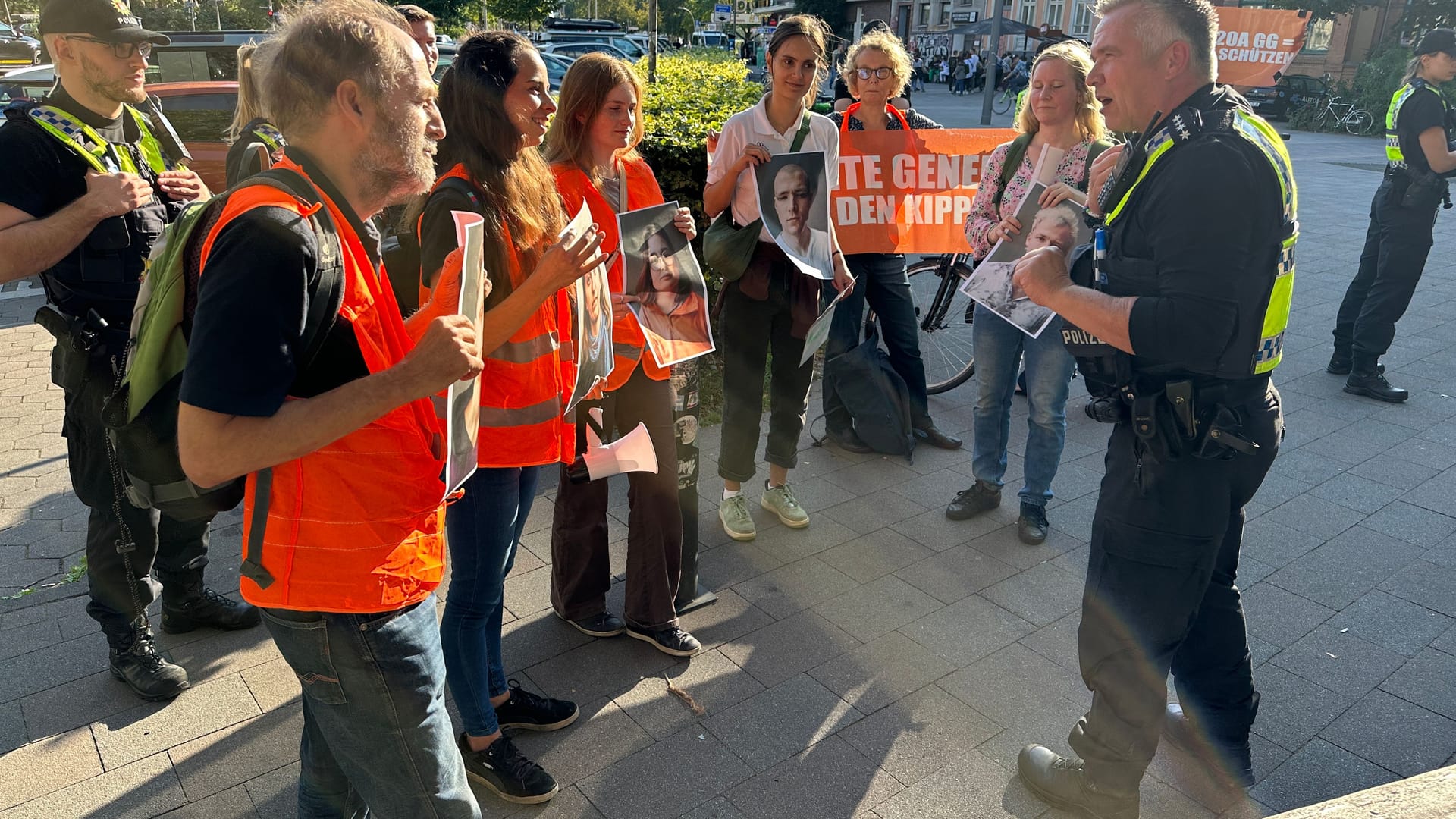 Aktivisten der "Letzten Generation" und Polizeibeamte in Hamburg: