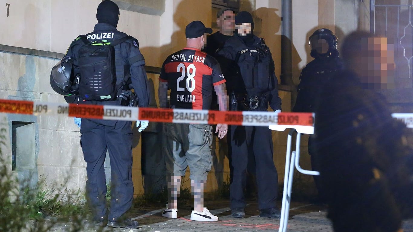 Die Dresdner Polizei löst ein mutmaßliches Rechtsrockkonzert auf