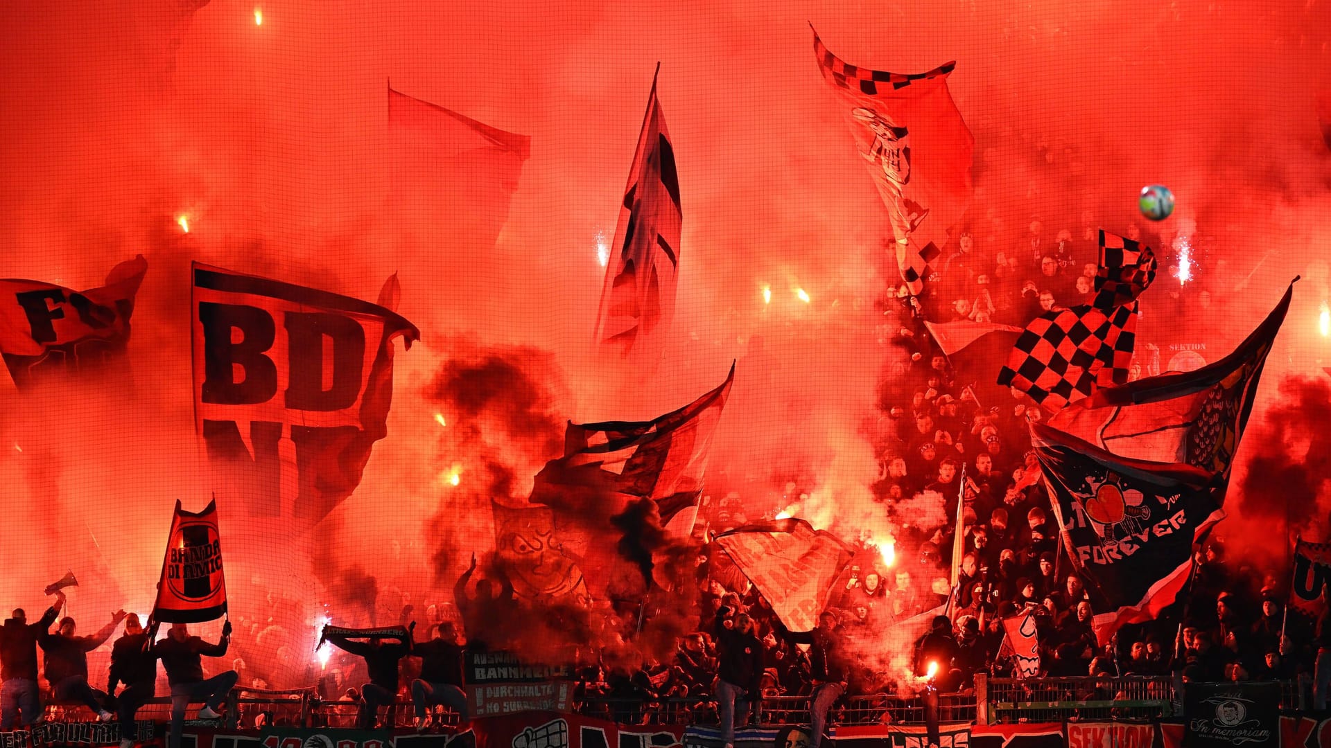 Clubfans im Gästeblock in Fürth (Archivbild): Bei den Derbys kocht die Stimmung, leider gehörte in der Vergangenheit auch die illegale Nutzung von Pyrotechnik dazu.