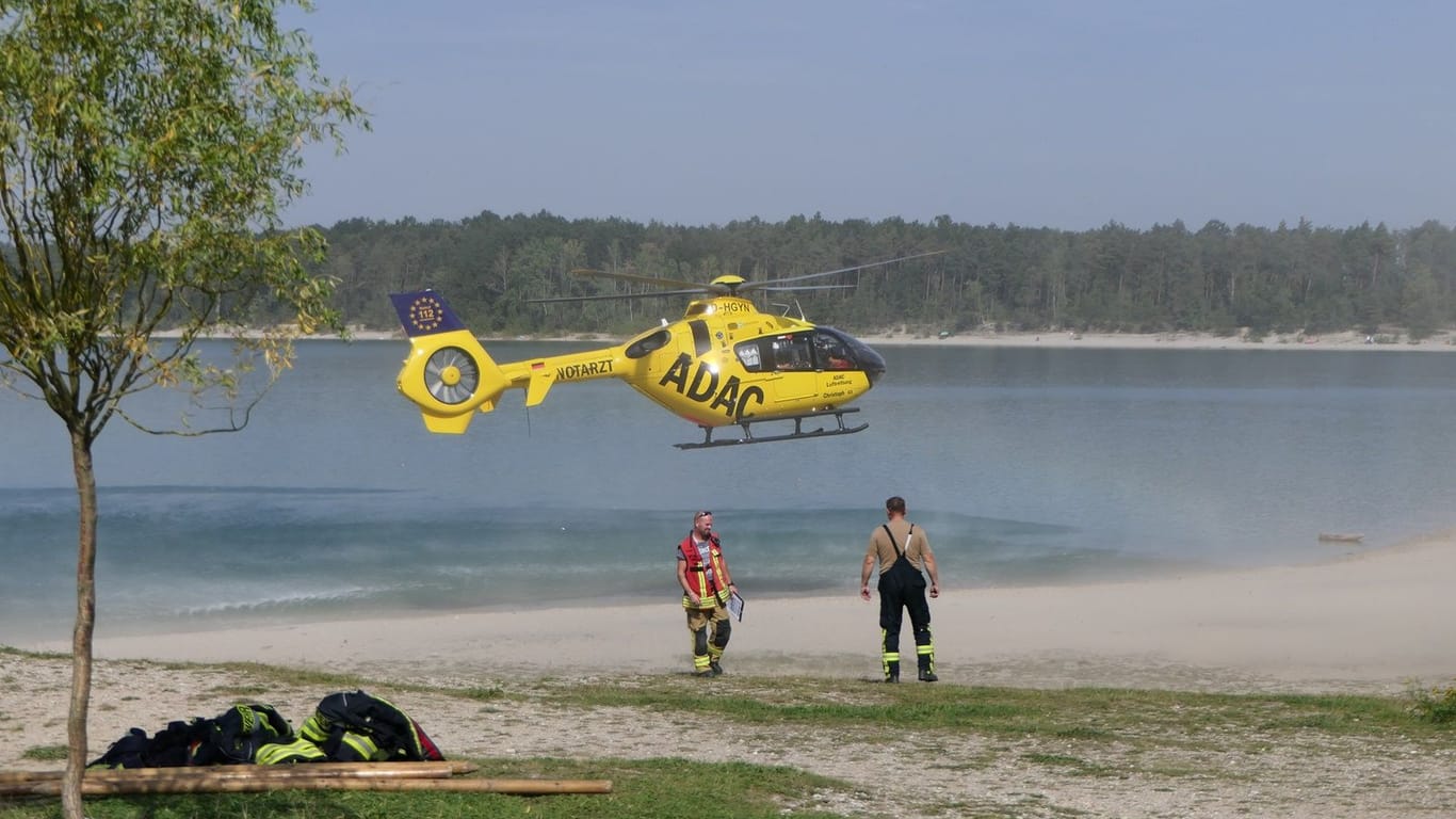 Ein Rettungshubschrauber landet am Grillensee in Naunhof: Jede Hilfe kam allerdings zu spät – der 81-Jährige konnte nicht reanimiert werden.