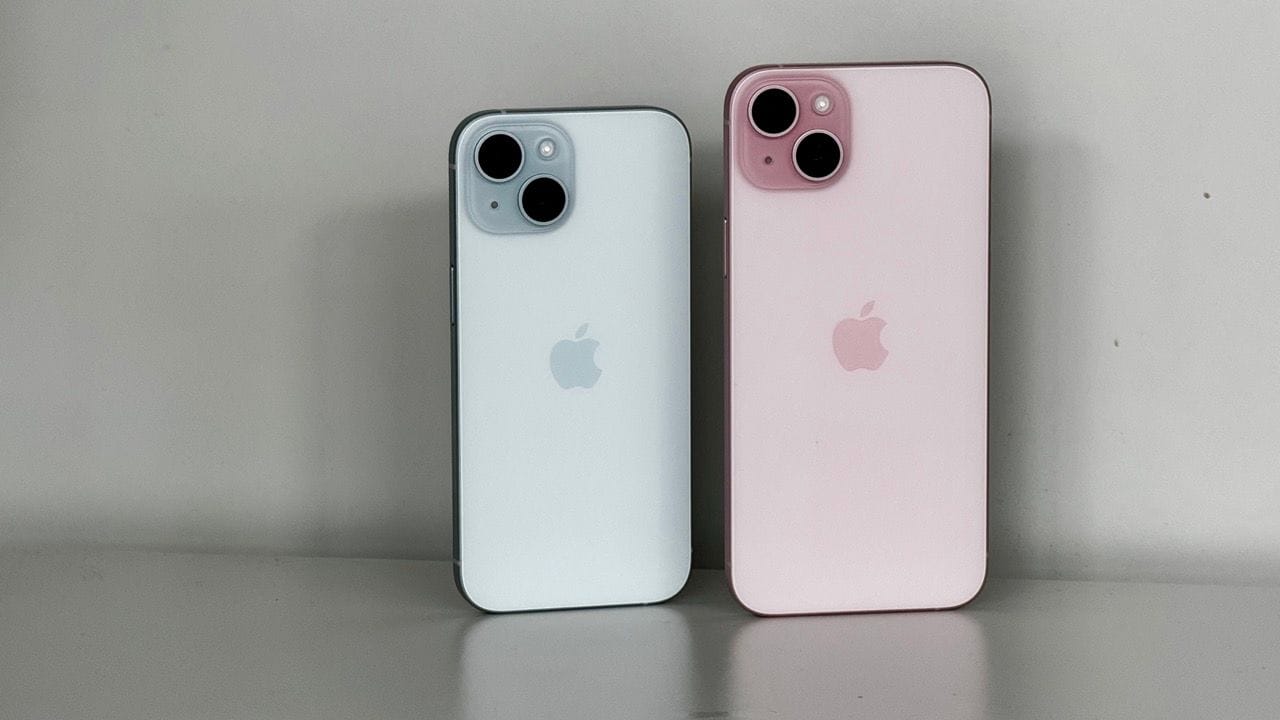 iPhone 15 (links) in Blau und iPhone 15 Plus in Pink