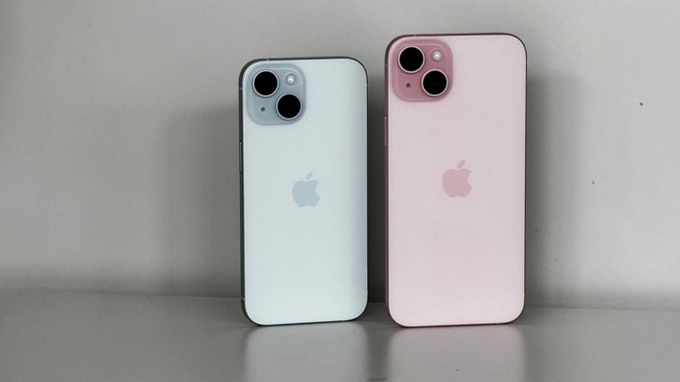 iPhone 15 (links) in Blau und iPhone 15 Plus in Pink