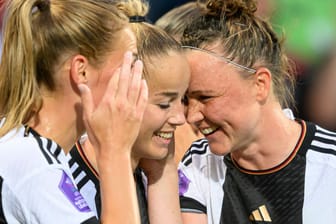 Die deutschen Spielerinnen bejubeln die Tore gegen Island.
