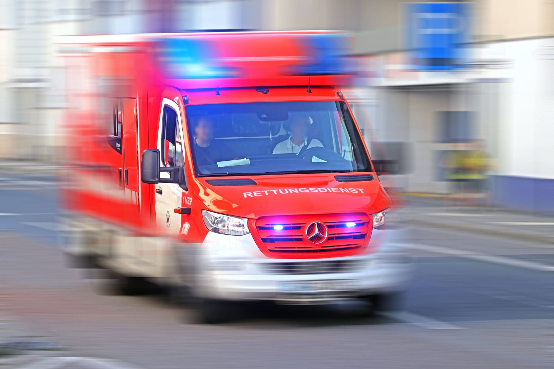 Ein Krankenwagen auf Einsatzfahrt (Symbolbild): Der Junge musste ärztlich versorgt werden.