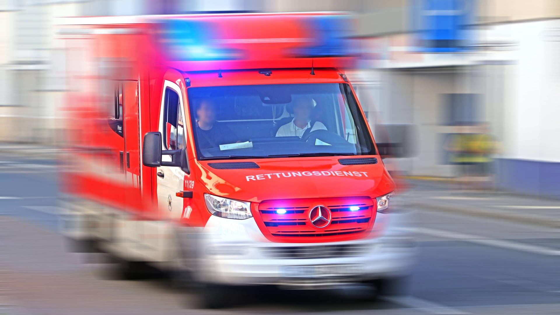Ein Krankenwagen auf Einsatzfahrt (Symbolbild): Der Junge musste ärztlich versorgt werden. Ein Krankenwagen auf Einsatzfahrt (Symbolbild): Der Junge musste ärztlich versorgt werden.