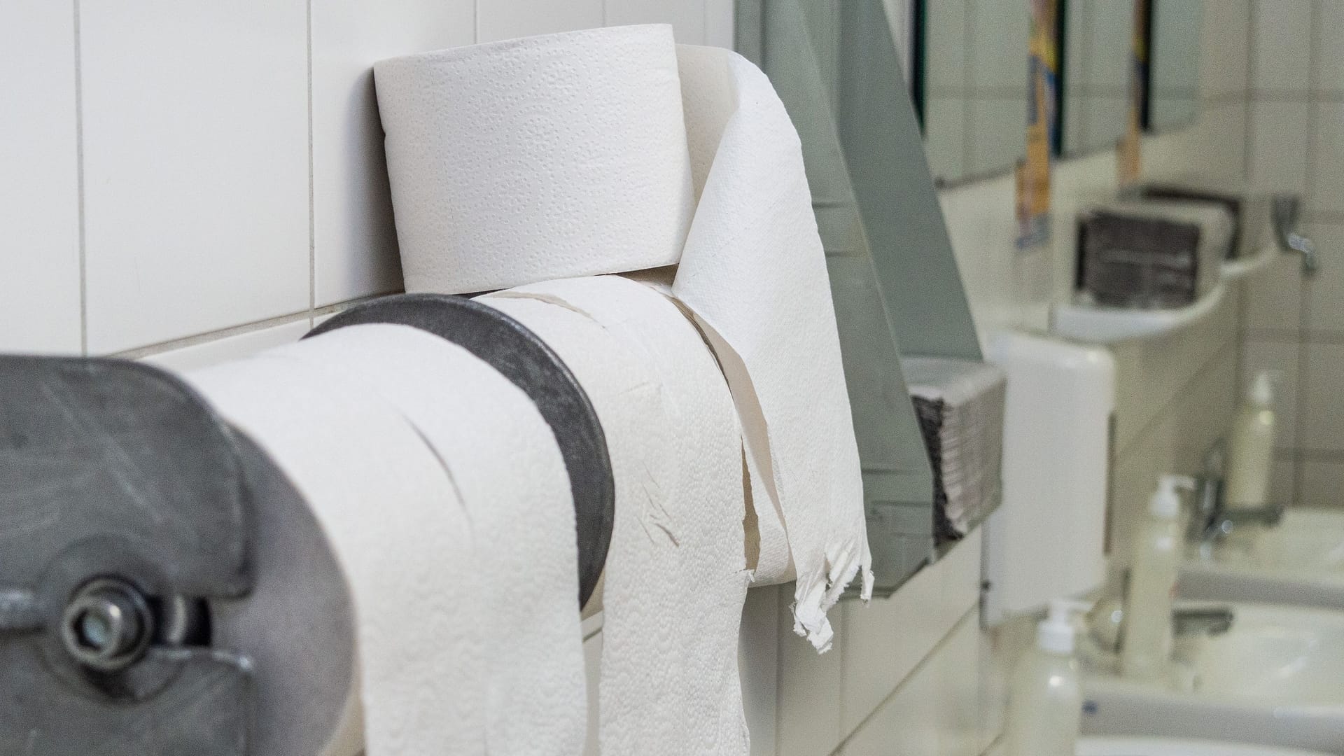 Toilettenpapier auf der Mädchentoilette am Carl-Friedrich-Gauß-Gymnasium in der Coronakrise am 21. April 2020, in Bulmke-Hüllen, Stadt Gelsenkirchen