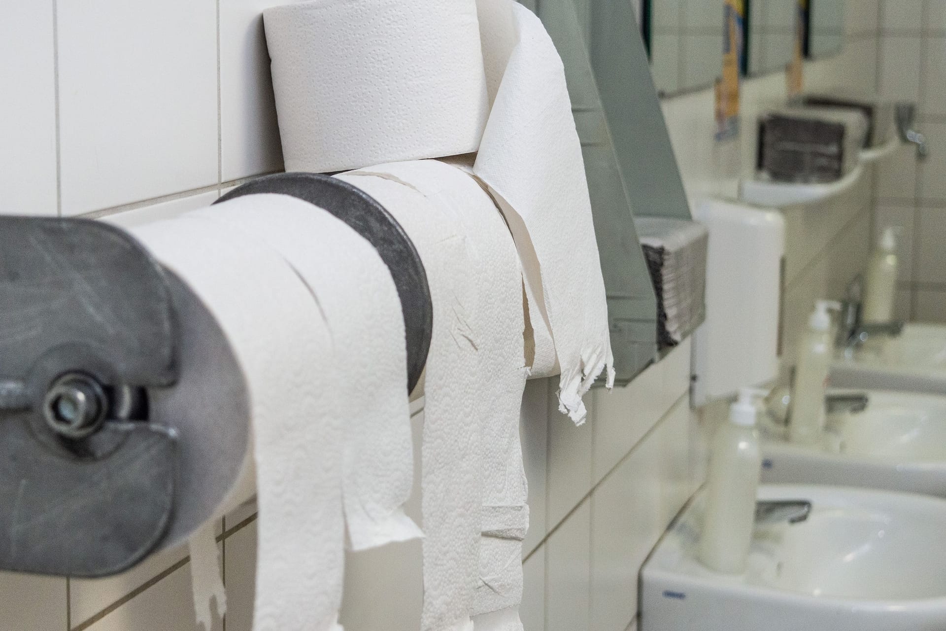 Toilettenpapier auf der Mädchentoilette am Carl-Friedrich-Gauß-Gymnasium in der Coronakrise am 21. April 2020, in Bulmke-Hüllen, Stadt Gelsenkirchen