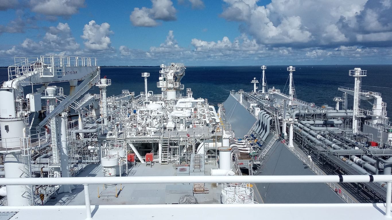 Blick auf das Deck des LNG-Terminalschiffs "Höegh Esperanza" (Archivfoto): Seit Dezember wird über das schwimmende LNG-Terminal Flüssigerdgas angelandet.