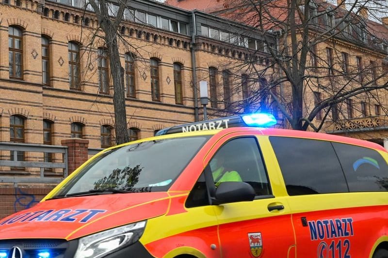 Ein Notarzt fährt mit Blaulicht am Klinikum Niederlausitz vorbei.