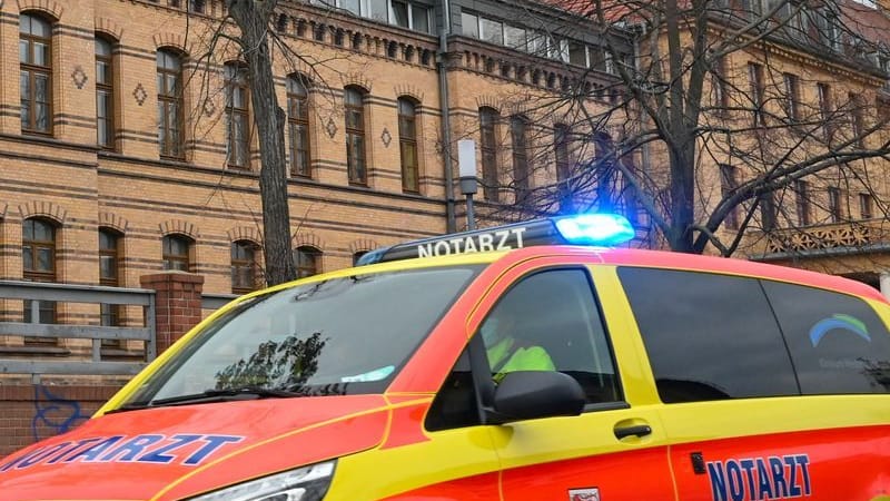 Ein Notarzt fährt mit Blaulicht am Klinikum Niederlausitz vorbei.