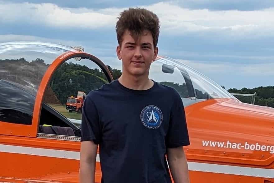 Auf dem Flugplatz: Kian Tajbakhsh (18) trägt ein T-Shirt mit dem Logo seines frisch gegründeten Unternehmens "Exlumina". Es zeigt ein Delta, die Orbitringe und Sterne.