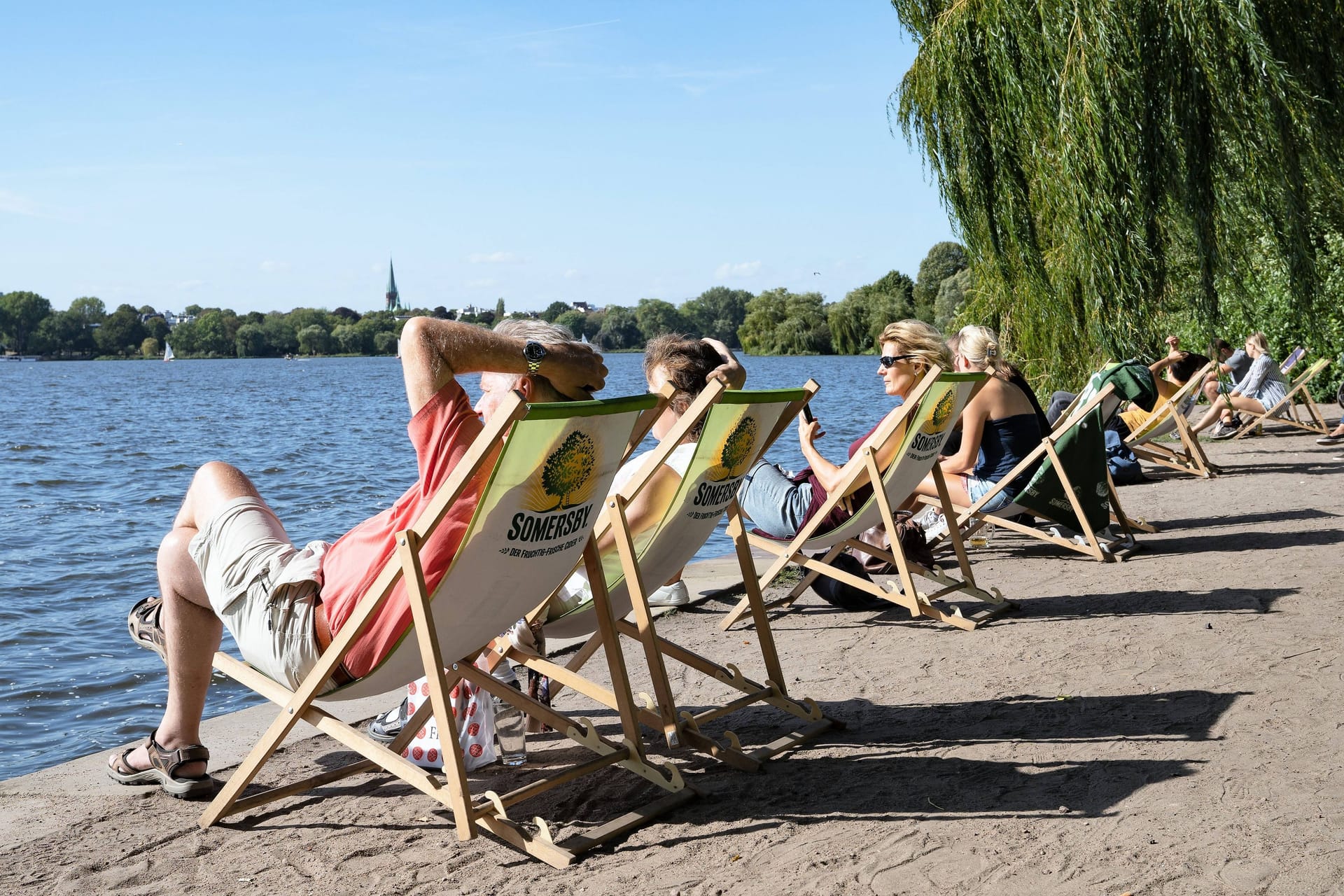 Menschen genießen das Wetter an der Hamburger Außenalster: Am Wochenende bleibt es heiß in der Hansestadt und in Schleswig-Holstein.