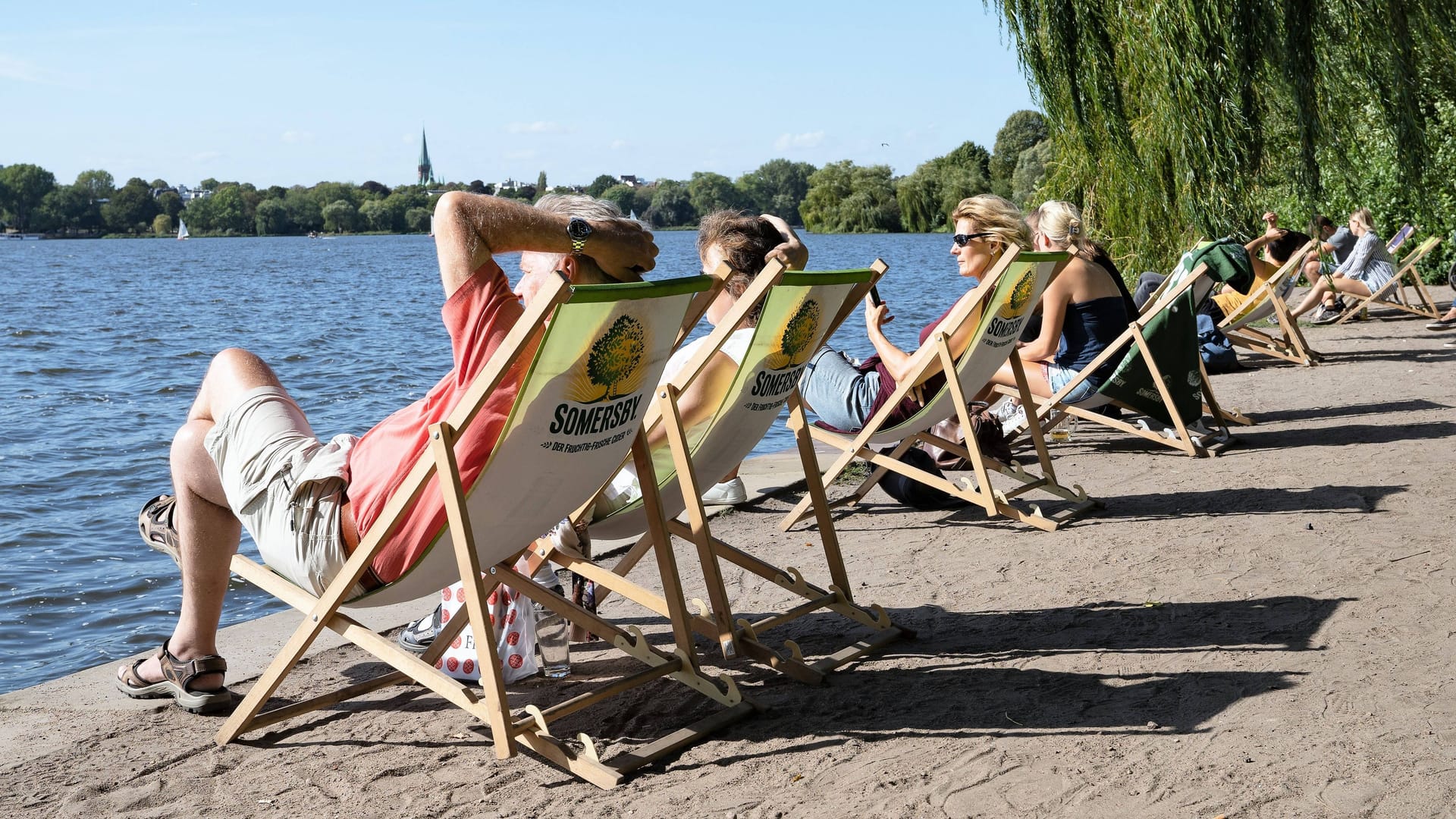 Menschen genießen das Wetter an der Hamburger Außenalster: Am Wochenende bleibt es heiß in der Hansestadt und in Schleswig-Holstein.