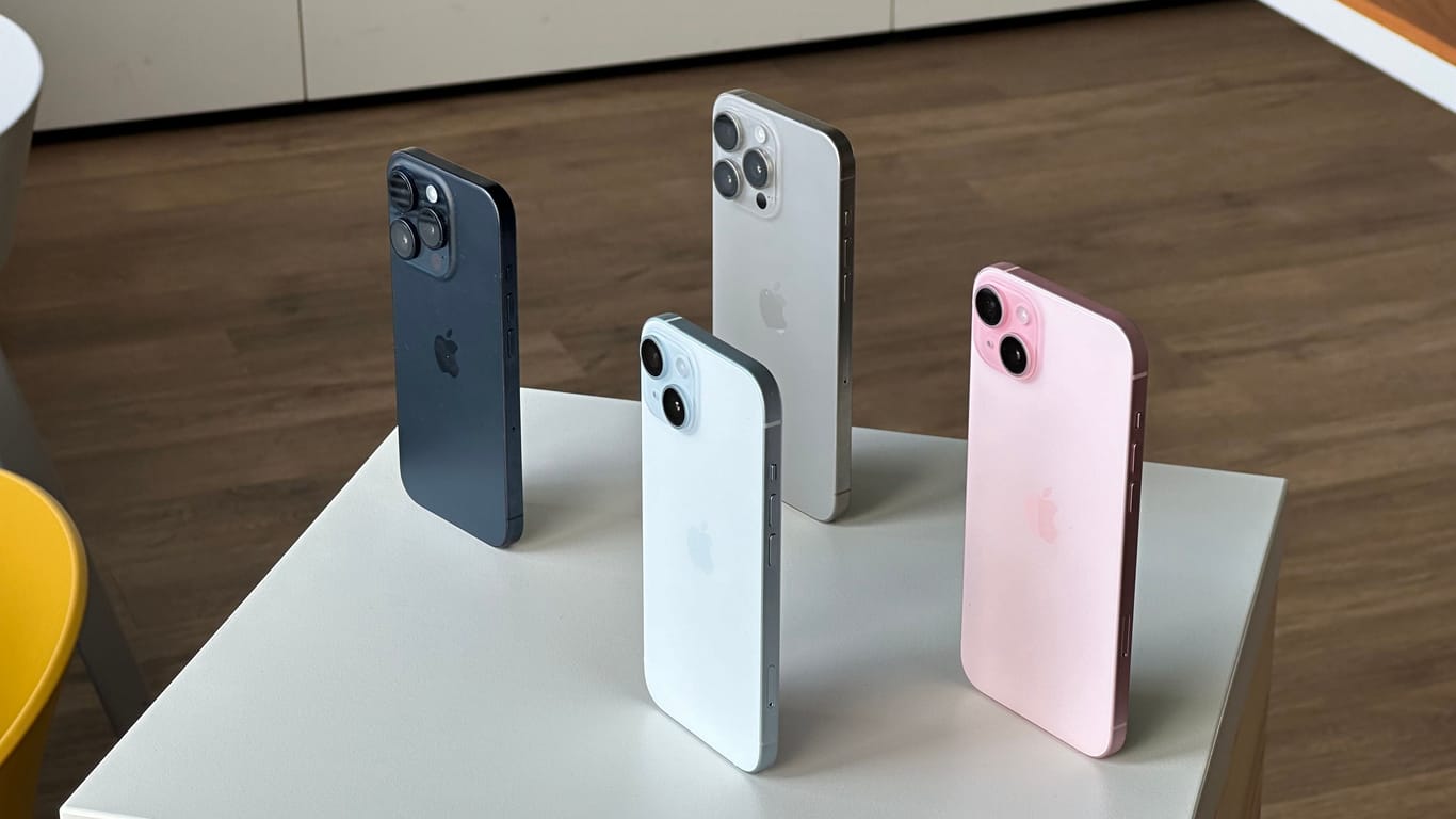 Die neuen iPhone 15 (blau und pink) und iPhone 15 Pro-Modelle: Für wen lohnt sich das Upgrade?