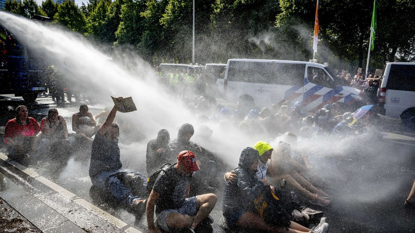Bisher unerhört in Deutschland: Wasserwerfer gegen Klimaaktivisten in Den Haag.