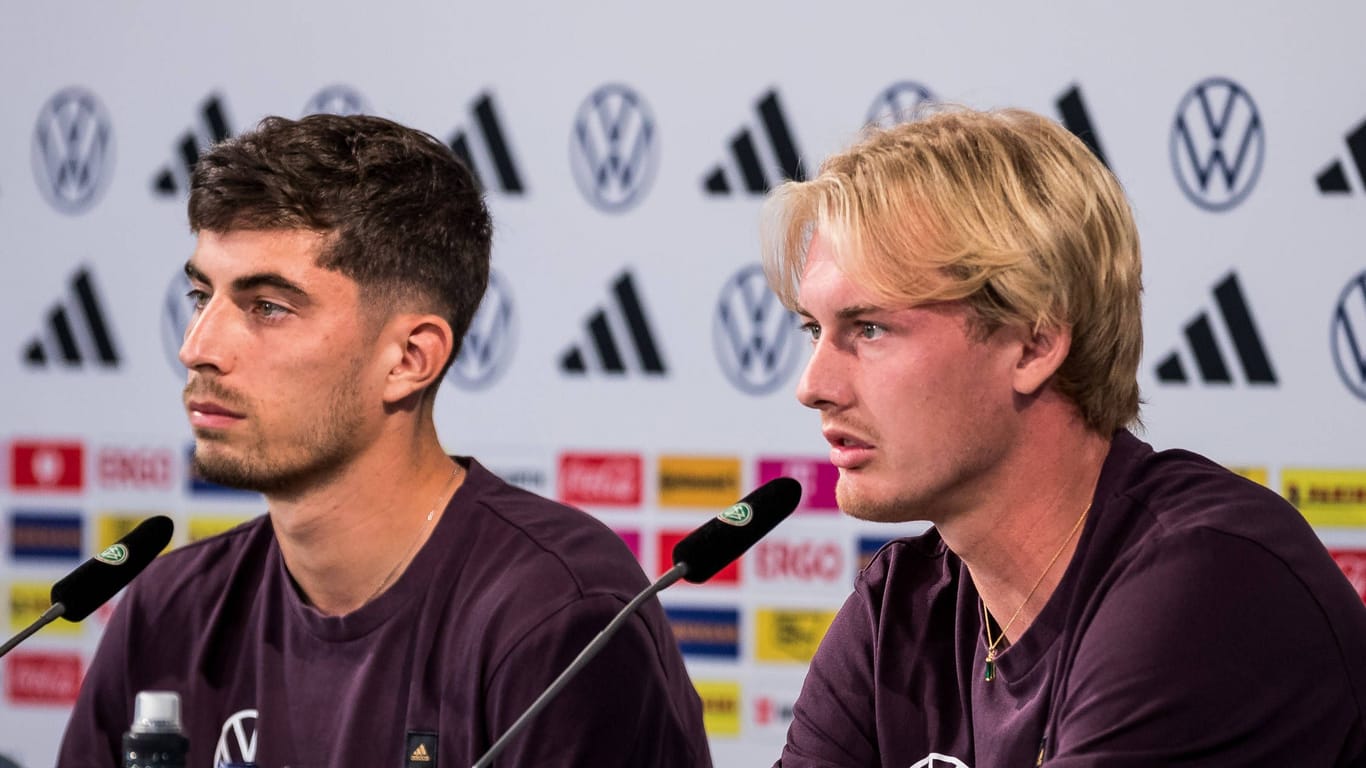 Kai Havertz (l.) und Julian Brandt: Die beiden Nationalspieler sprachen am Donnerstag auf der DFB-Pressekonferenz.